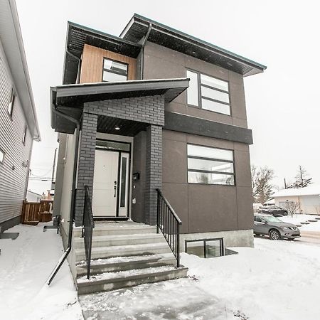 Bright Modern Home - King Bed - Free Parking - Fireplace - Fast Wi-Fi - Free Netflix Edmonton Kültér fotó
