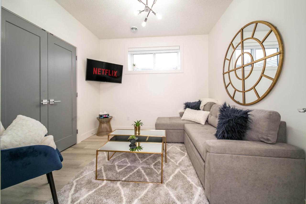 Bright Modern Home - King Bed - Free Parking - Fireplace - Fast Wi-Fi - Free Netflix Edmonton Kültér fotó