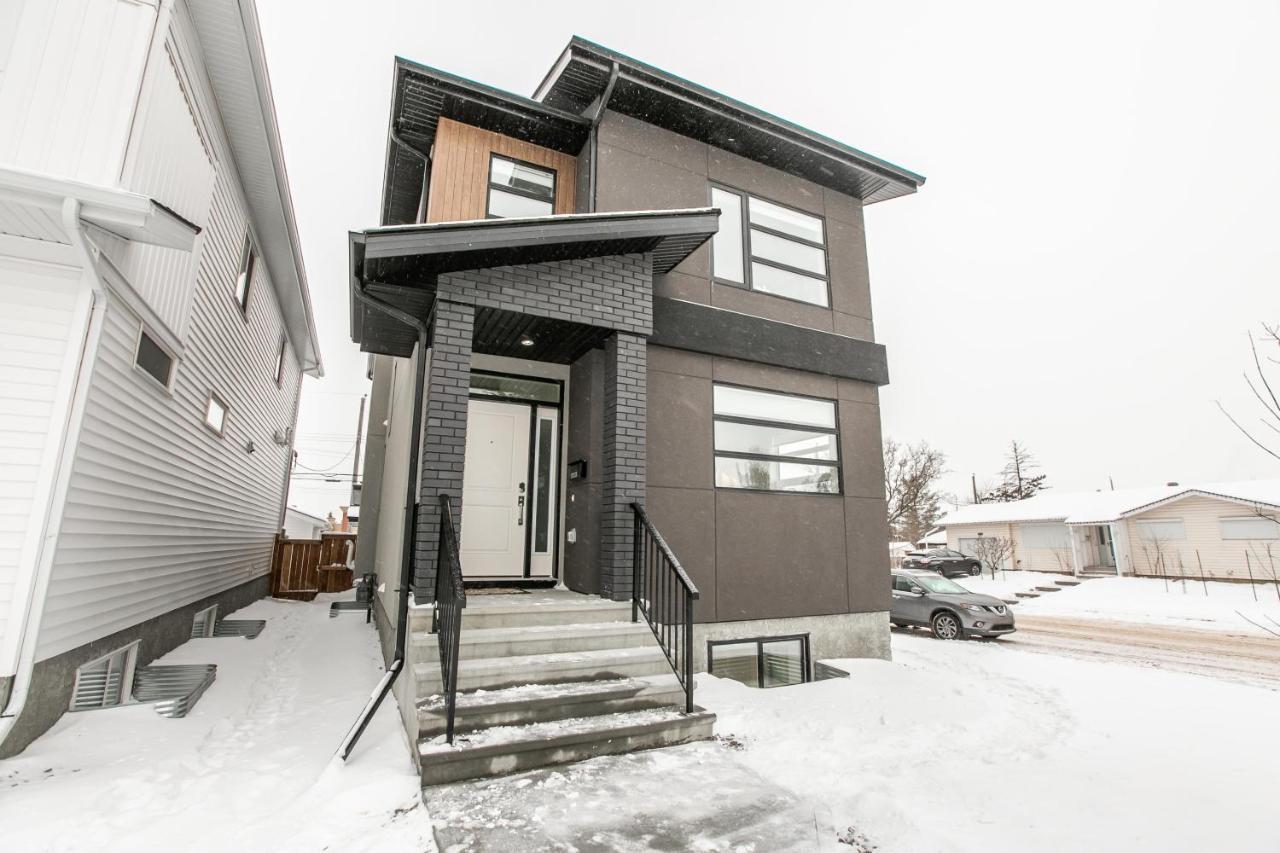 Bright Modern Home - King Bed - Free Parking - Fireplace - Fast Wi-Fi - Free Netflix Edmonton Kültér fotó