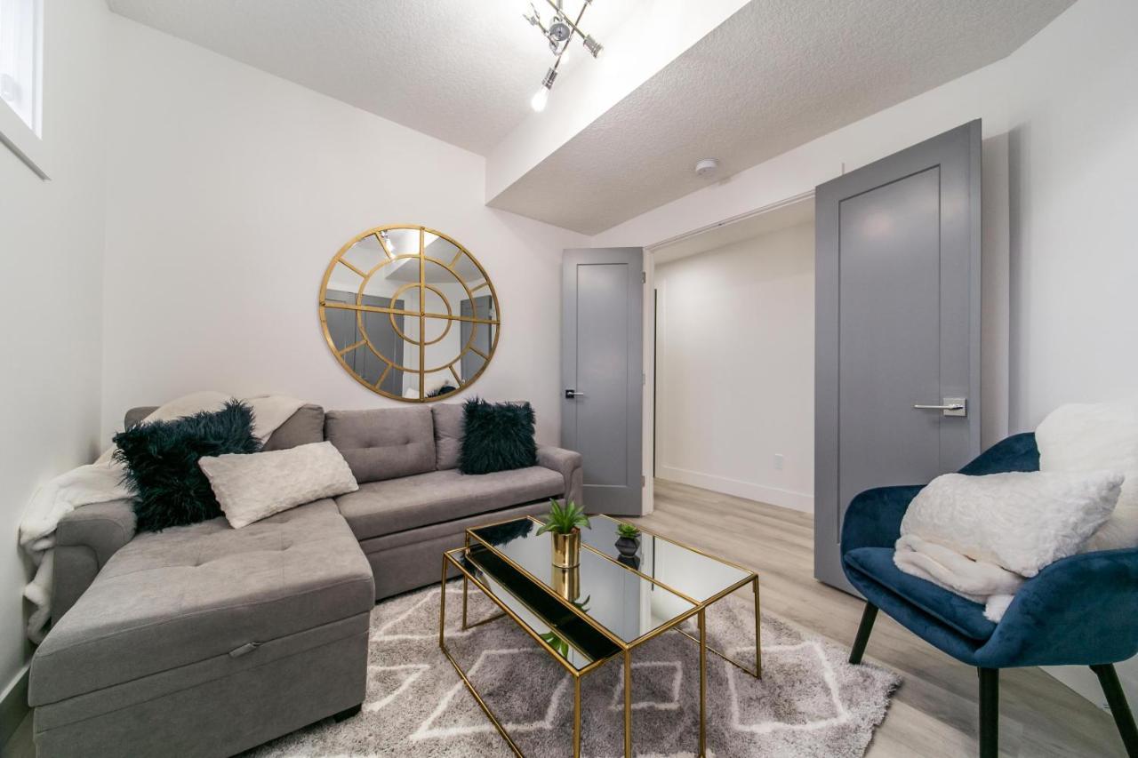 Bright Modern Home - King Bed - Free Parking - Fireplace - Fast Wi-Fi - Free Netflix Edmonton Kültér fotó