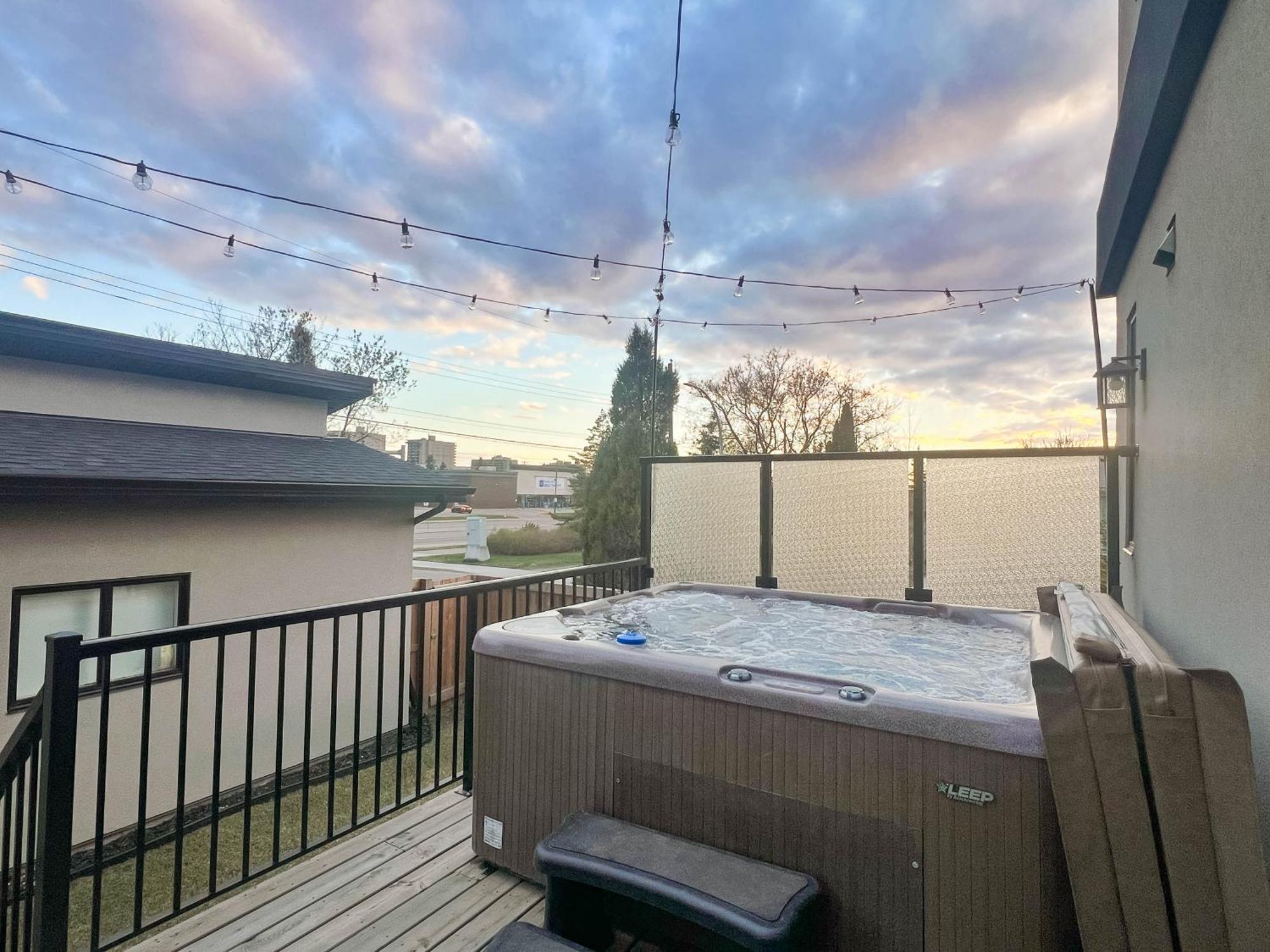 Bright Modern Home - King Bed - Free Parking - Fireplace - Fast Wi-Fi - Free Netflix Edmonton Kültér fotó
