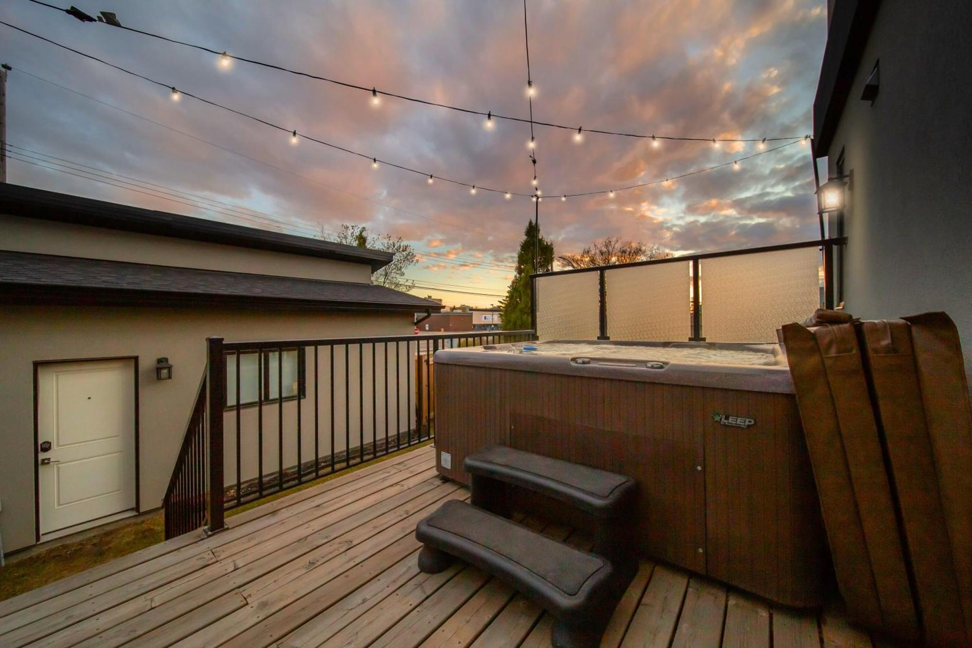 Bright Modern Home - King Bed - Free Parking - Fireplace - Fast Wi-Fi - Free Netflix Edmonton Kültér fotó